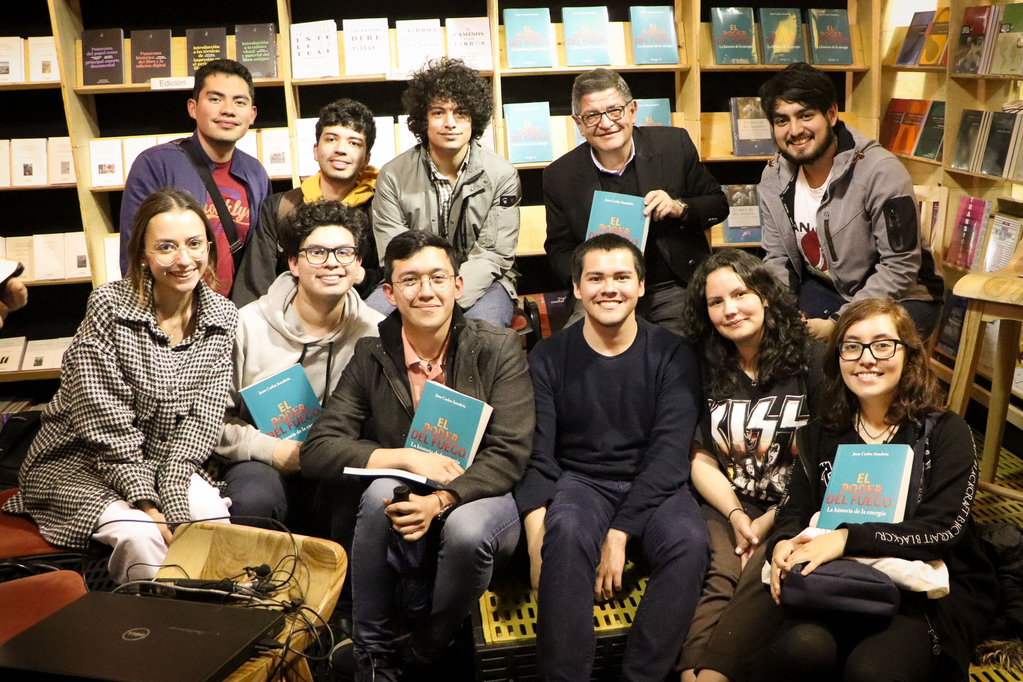 Juan Carlos Sanabria en el lanzamiento de El Poder del Fuego, junto a algunos de sus estudiantes en la FilBo 2023.