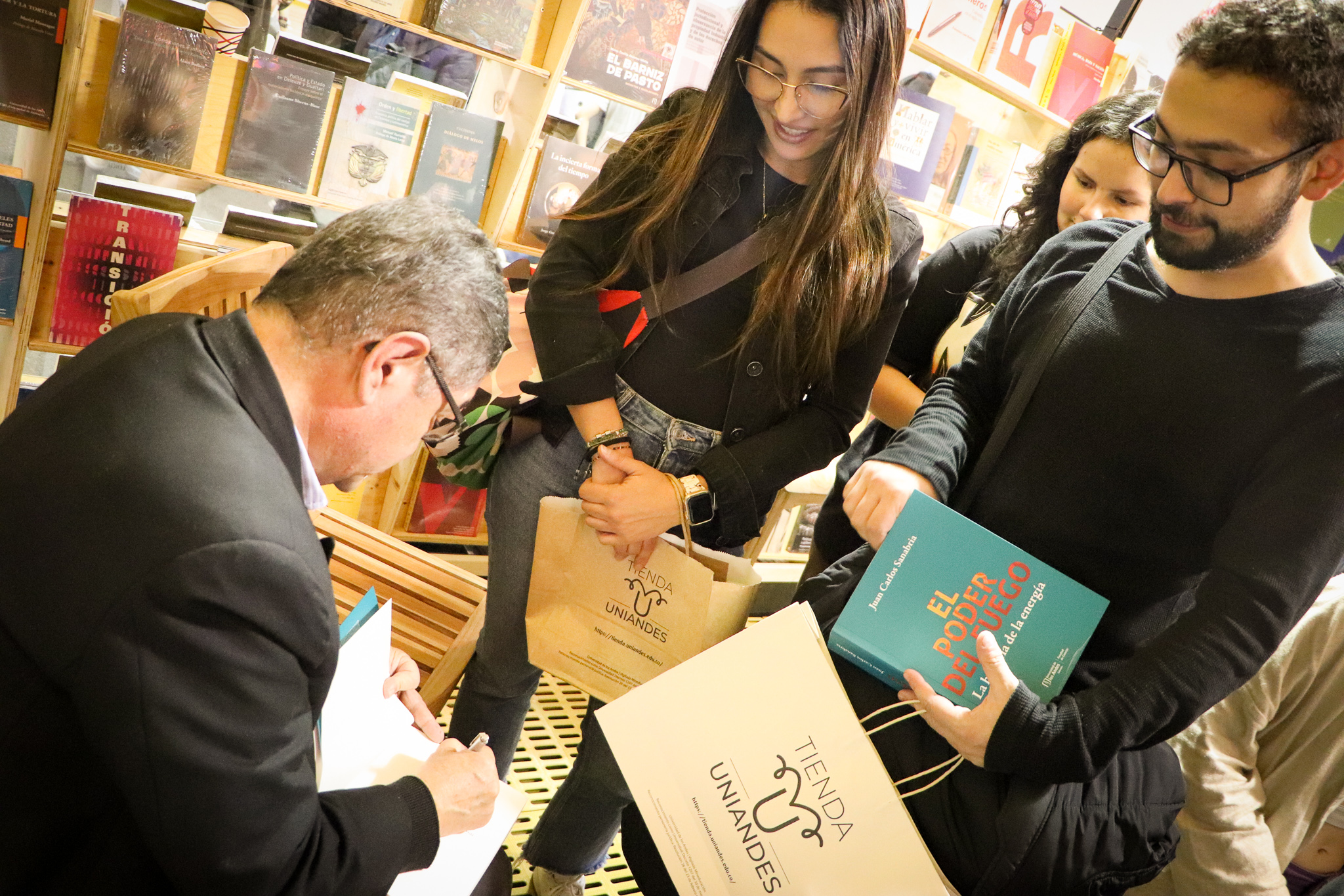 Juan Carlos Sanabria en el lanzamiento de El Poder del Fuego, firmando algunos ejemplares de su libro en la FilBo 2023.